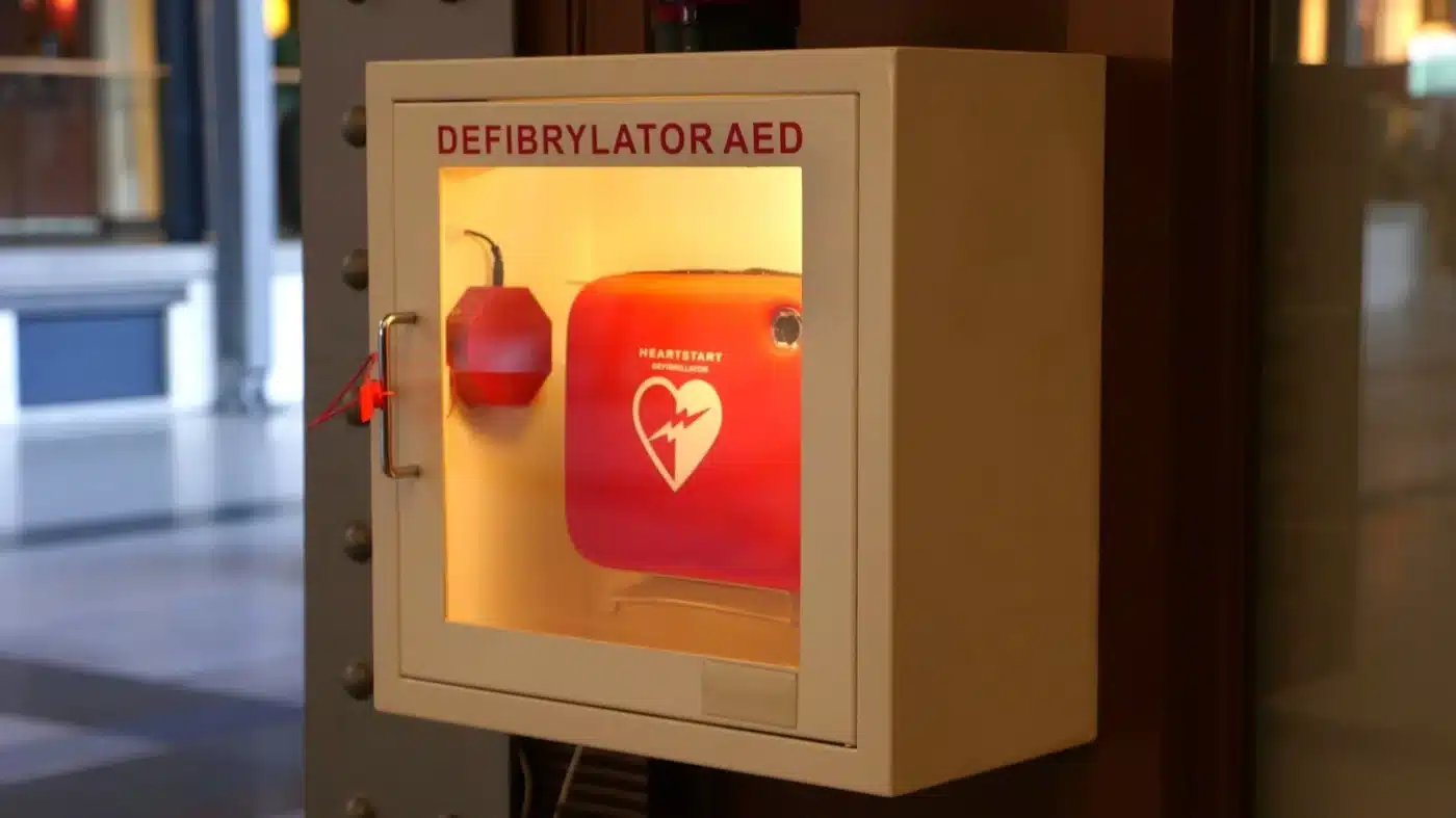 aed 882